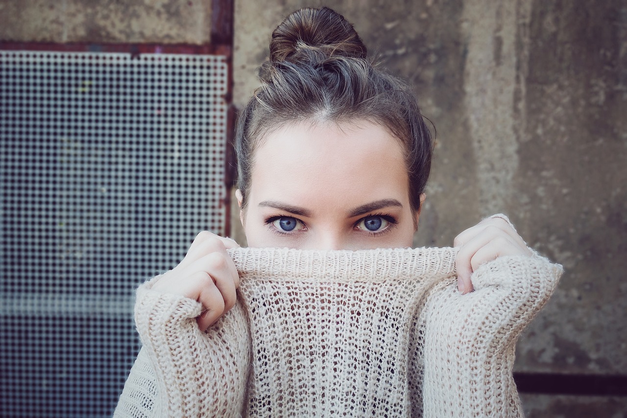 8 sposobów na noszenie swetrów bez wyglądania jak stara baba