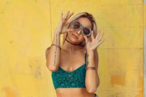 Moda retro-futurystyczna: Połączenie przeszłości z wizją przyszłości