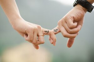 Modne stylizacje z denimem: jak ubrać się w jeansy na co dzień