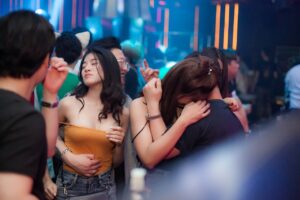 Moda na masywne buty: jak nosić grube podeszwy z klasą