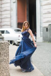 Niebieska sukienka na wesele: jakie szpilki i dodatki najlepiej pasują?